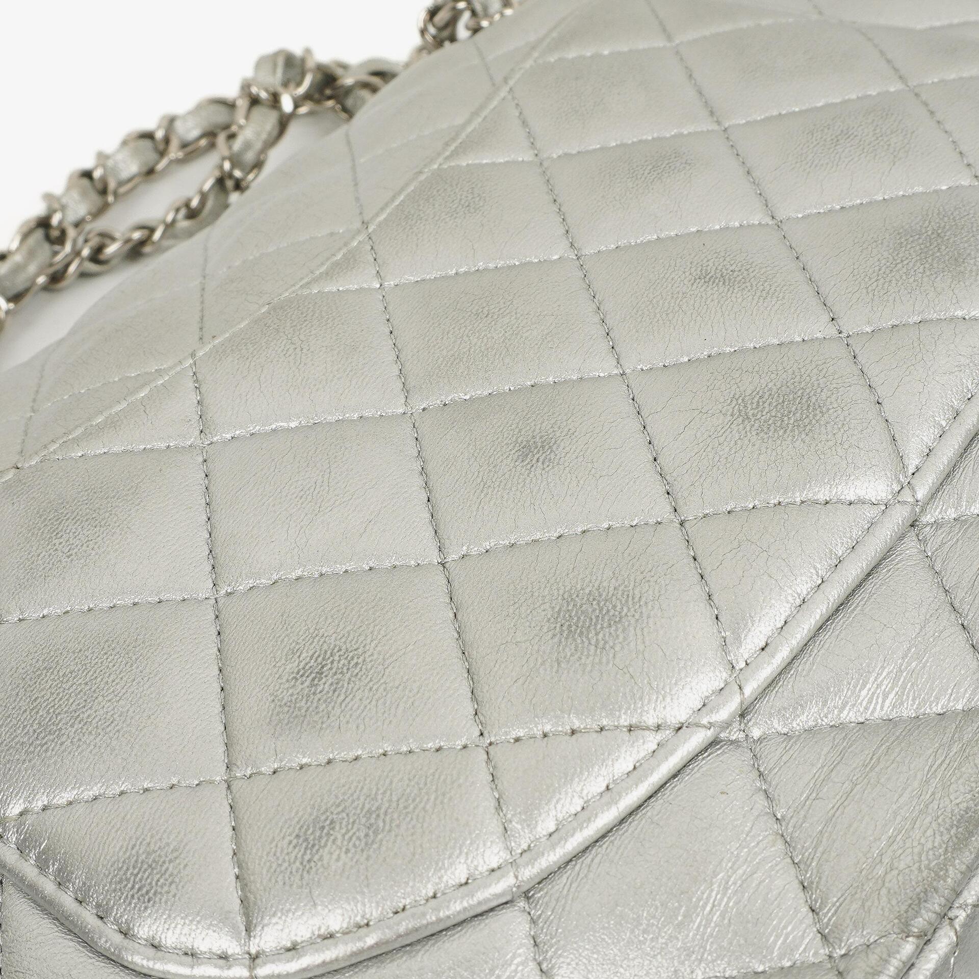 Chanel Classic Double Flap Tasche Metallic Silber Stepp-Lammleder mit silberfarbenen Beschlägen