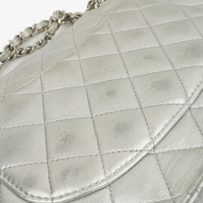 Chanel Classic Double Flap Tasche Metallic Silber Stepp-Lammleder mit silberfarbenen Beschlägen