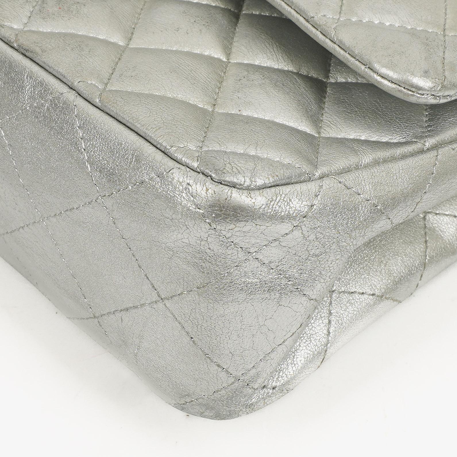 Chanel Classic Double Flap Tasche Metallic Silber Stepp-Lammleder mit silberfarbenen Beschlägen