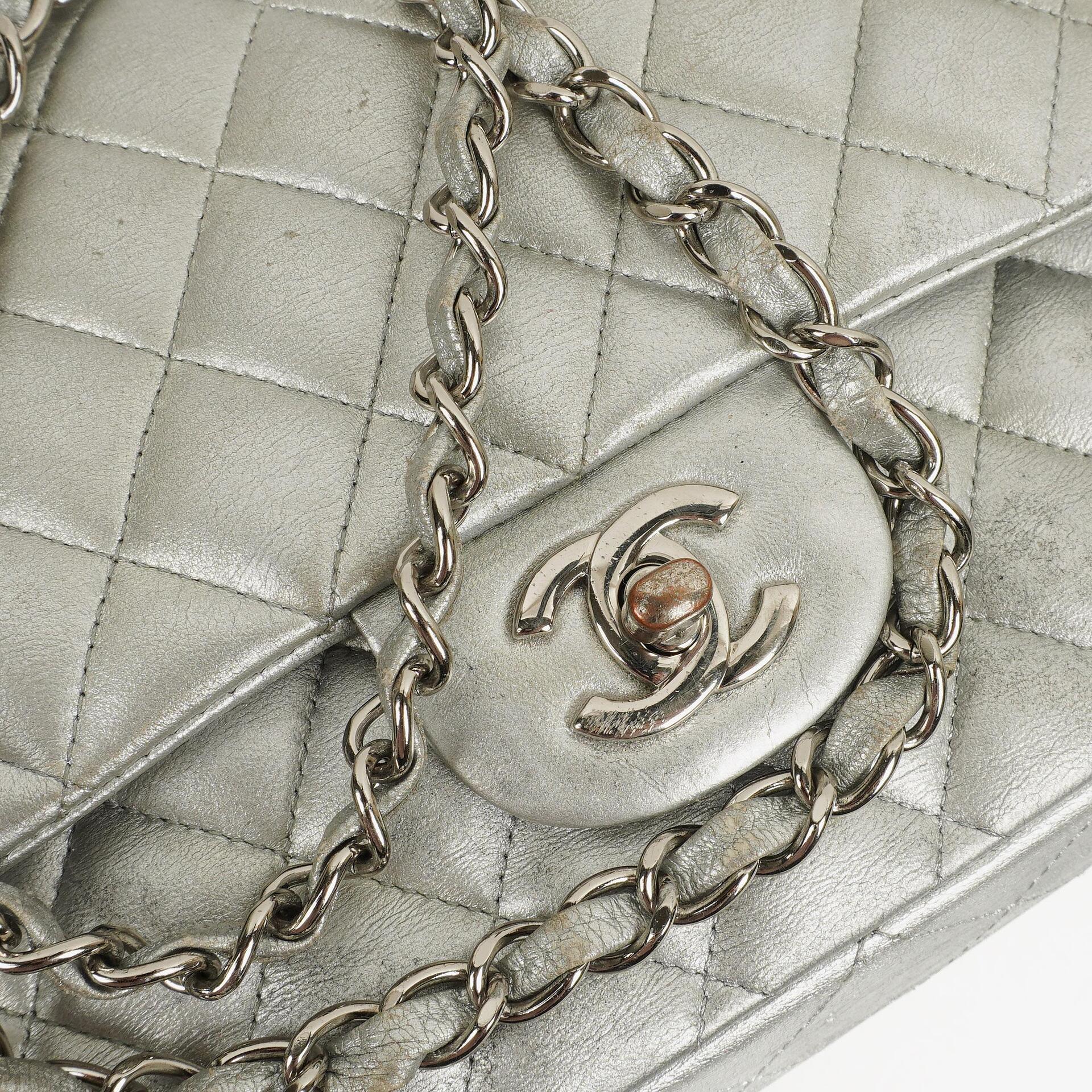 Chanel Classic Double Flap Tasche Metallic Silber Stepp-Lammleder mit silberfarbenen Beschlägen