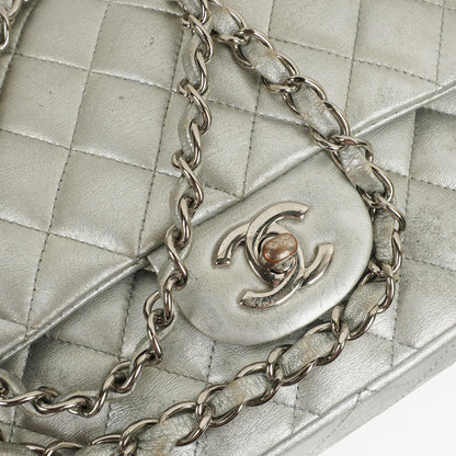 Chanel Classic Double Flap Tasche Metallic Silber Stepp-Lammleder mit silberfarbenen Beschlägen