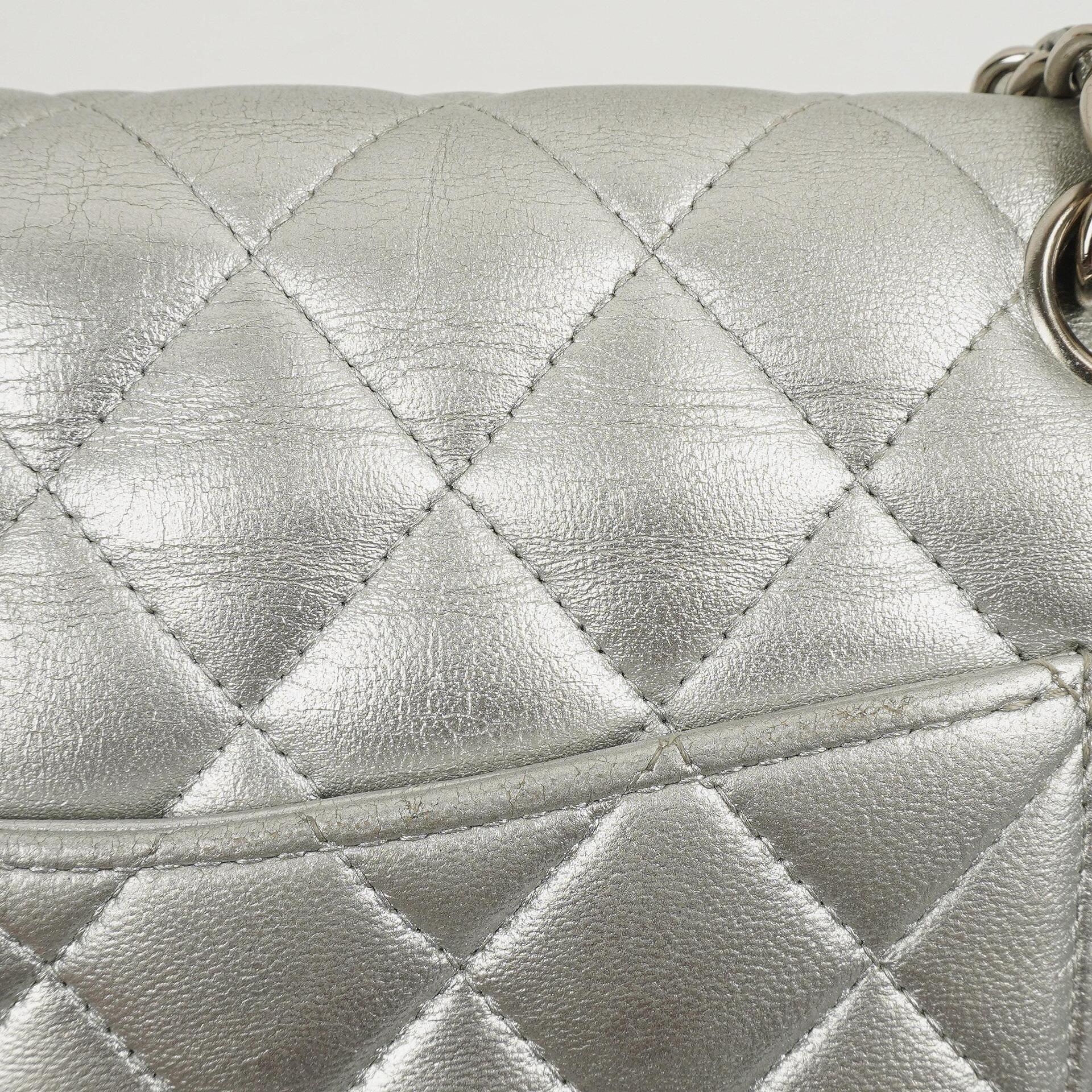 Chanel Classic Double Flap Tasche Metallic Silber Stepp-Lammleder mit silberfarbenen Beschlägen