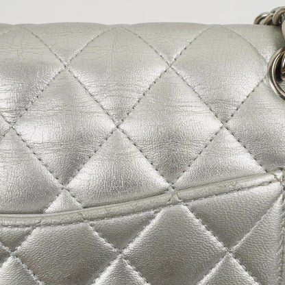 Chanel Classic Double Flap Tasche Metallic Silber Stepp-Lammleder mit silberfarbenen Beschlägen