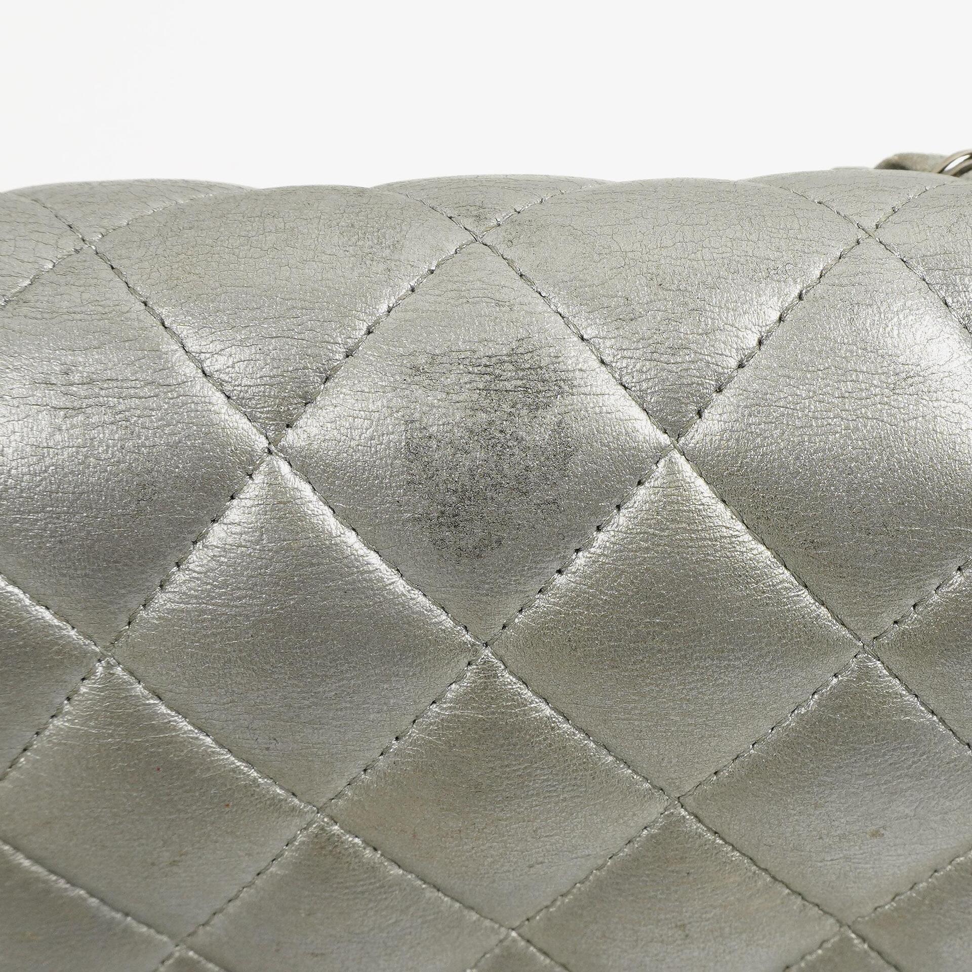 Chanel Classic Double Flap Tasche Metallic Silber Stepp-Lammleder mit silberfarbenen Beschlägen