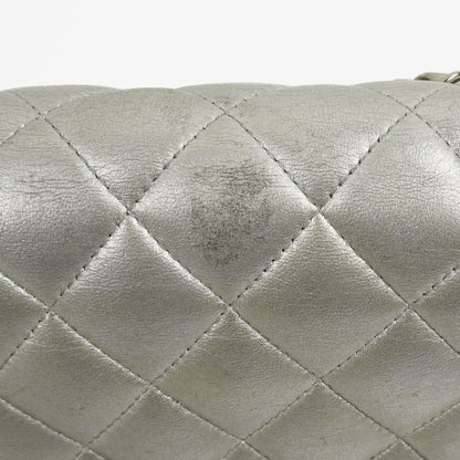 Chanel Classic Double Flap Tasche Metallic Silber Stepp-Lammleder mit silberfarbenen Beschlägen