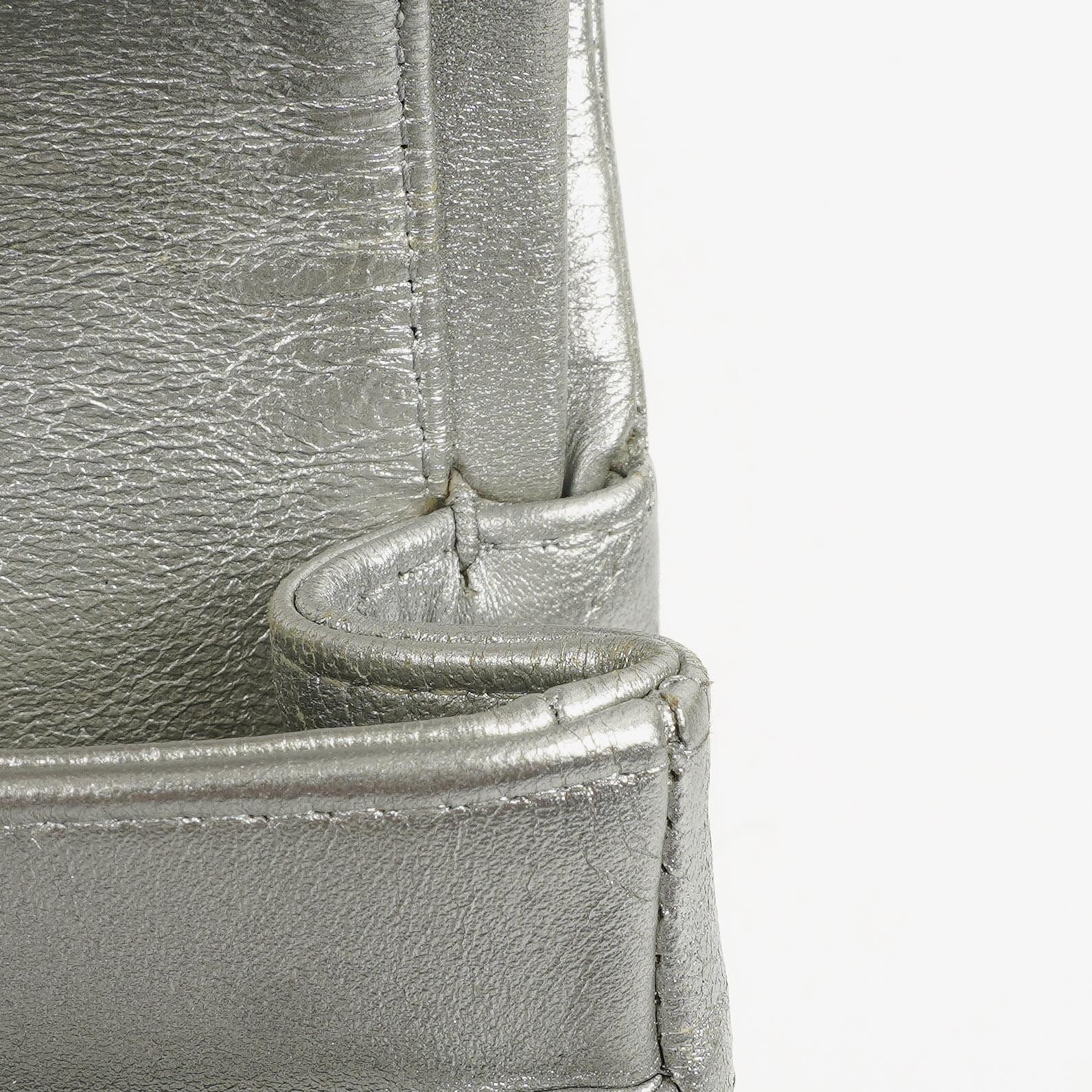 Chanel Classic Double Flap Tasche Metallic Silber Stepp-Lammleder mit silberfarbenen Beschlägen