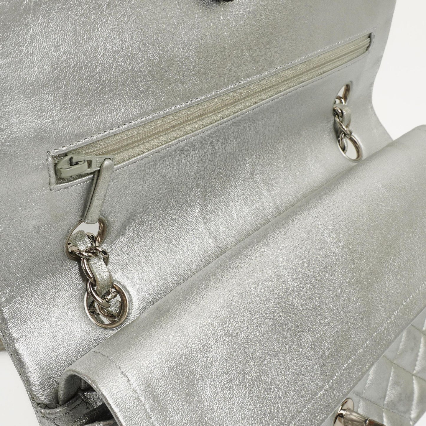 Chanel Classic Double Flap Tasche Metallic Silber Stepp-Lammleder mit silberfarbenen Beschlägen