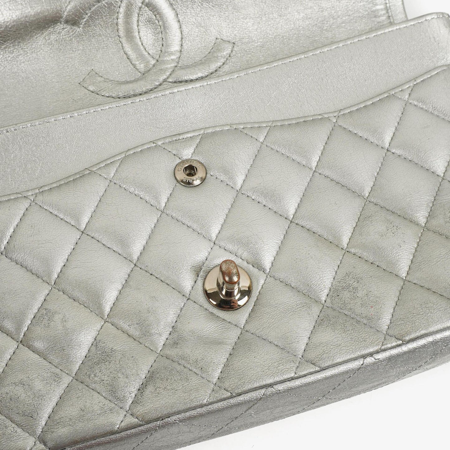 Chanel Classic Double Flap Tasche Metallic Silber Stepp-Lammleder mit silberfarbenen Beschlägen