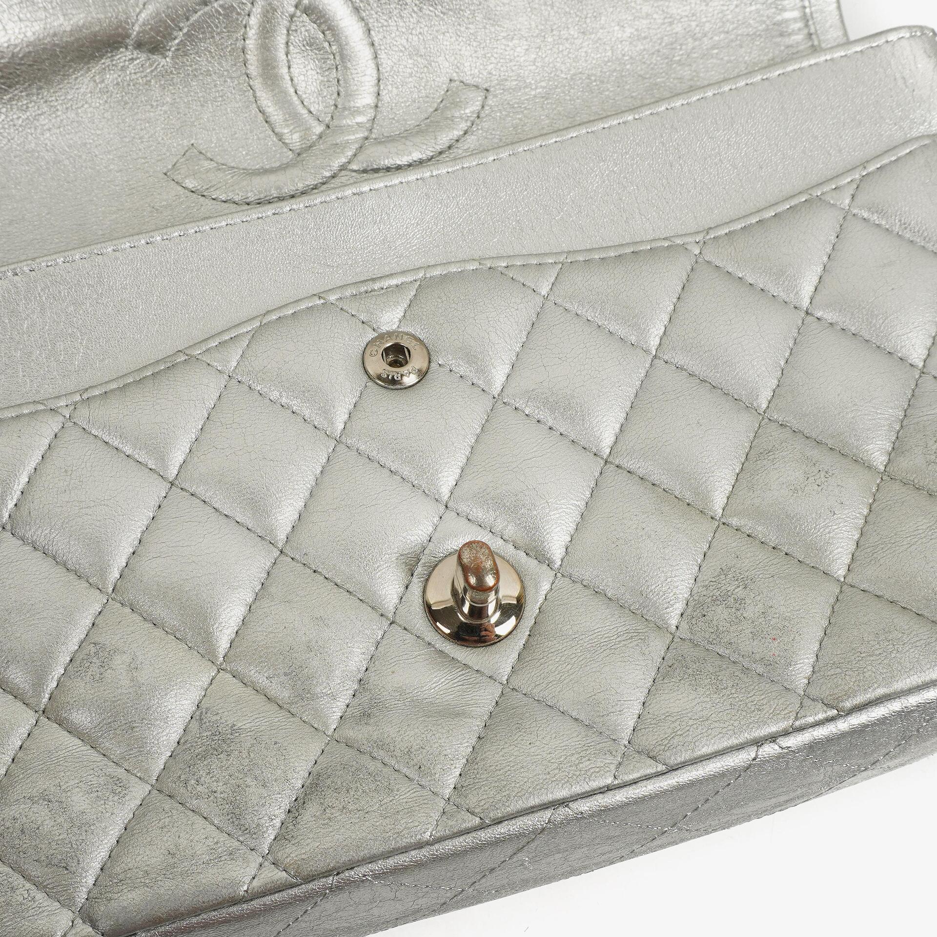 Chanel Classic Double Flap Tasche Metallic Silber Stepp-Lammleder mit silberfarbenen Beschlägen