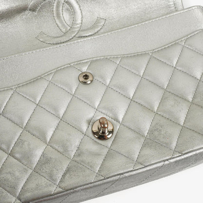 Chanel Classic Double Flap Tasche Metallic Silber Stepp-Lammleder mit silberfarbenen Beschlägen