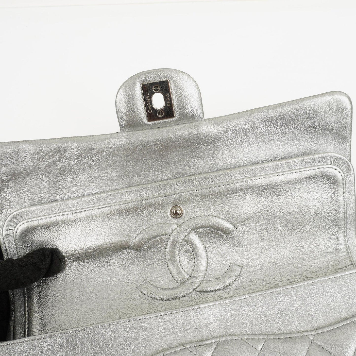 Chanel Classic Double Flap Tasche Metallic Silber Stepp-Lammleder mit silberfarbenen Beschlägen