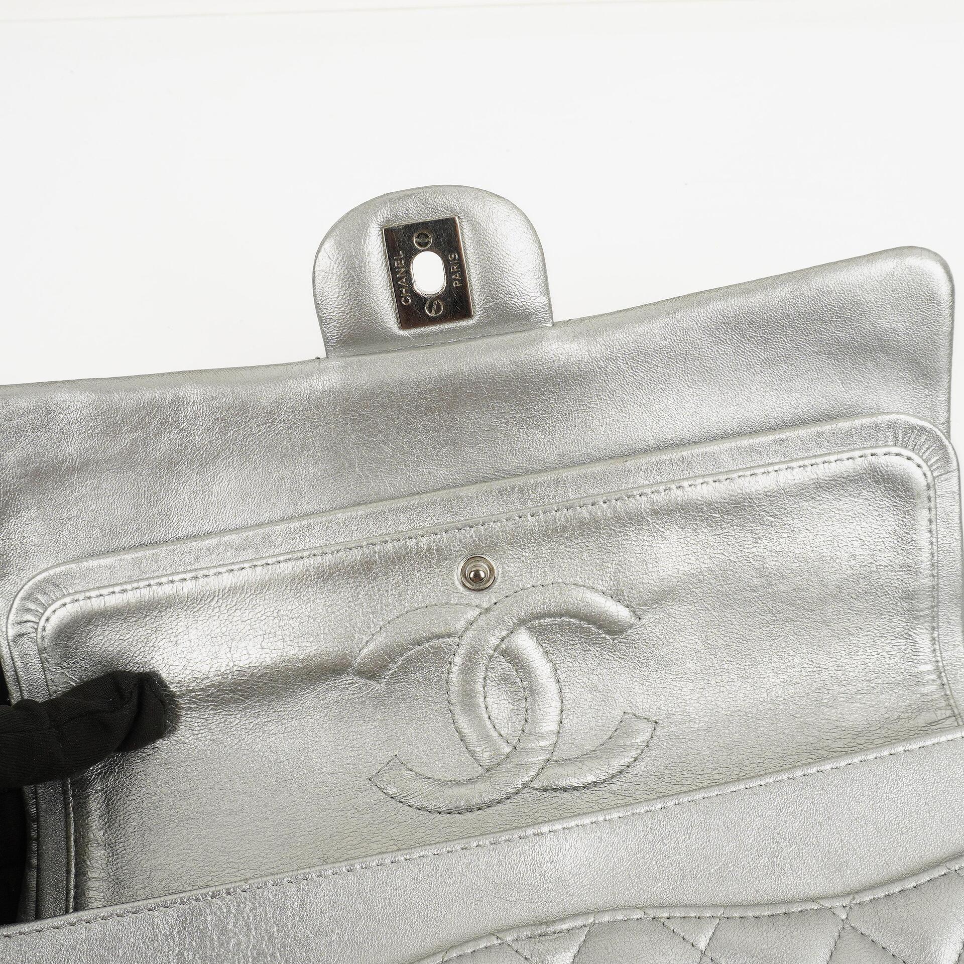 Chanel Classic Double Flap Tasche Metallic Silber Stepp-Lammleder mit silberfarbenen Beschlägen