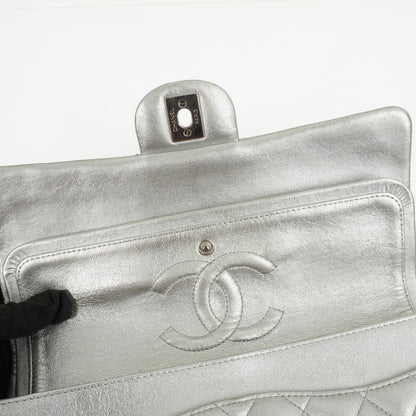 Chanel Classic Double Flap Tasche Metallic Silber Stepp-Lammleder mit silberfarbenen Beschlägen