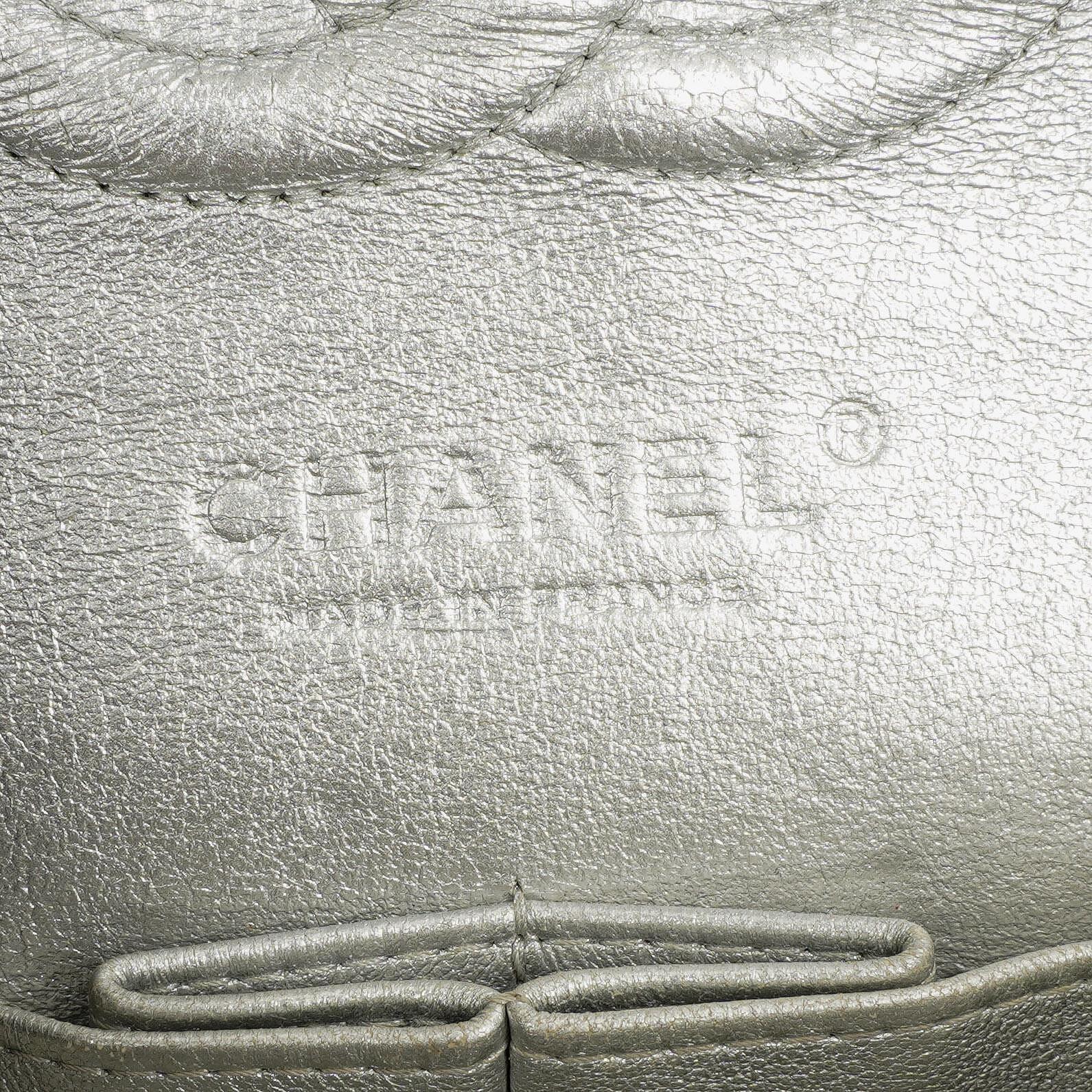 Chanel Classic Double Flap Tasche Metallic Silber Stepp-Lammleder mit silberfarbenen Beschlägen