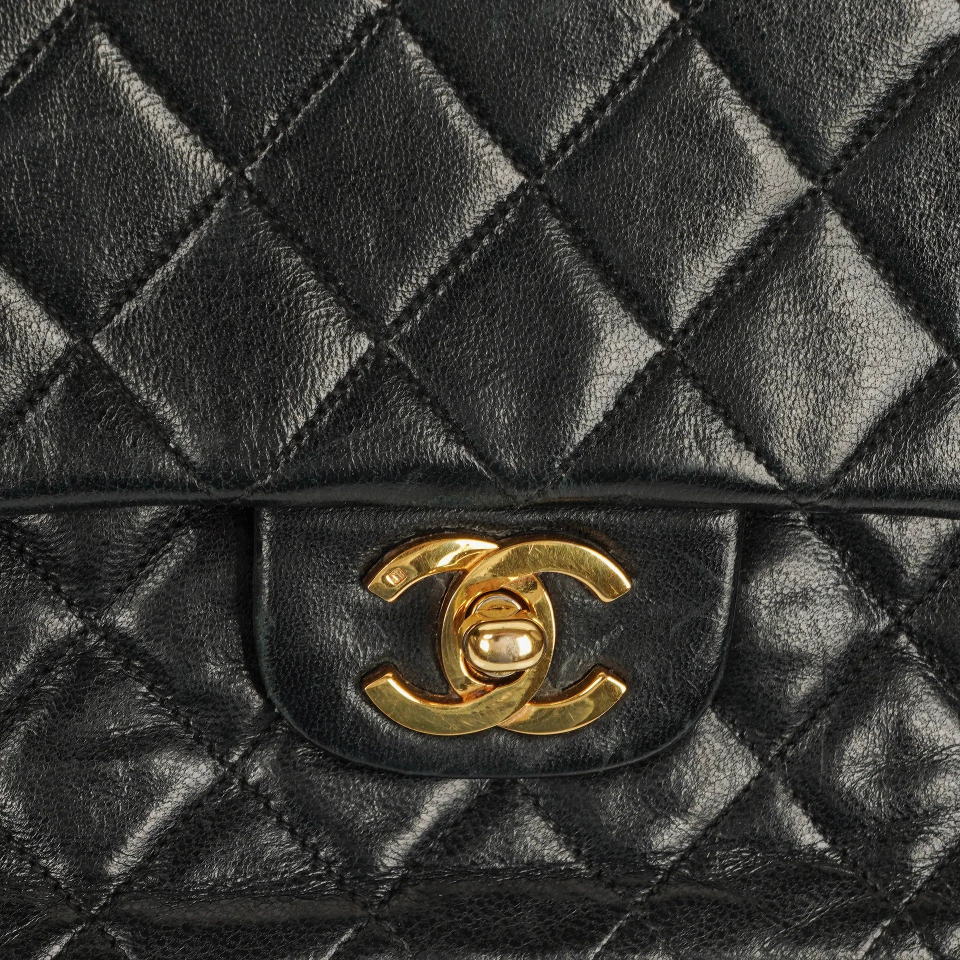Chanel Classic Double Flap Tasche aus gestepptem Lammleder mit 24K vergoldeten Beschlägen