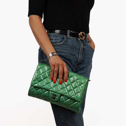 Chanel Klassische Klapp-Clutch mit Kette Grüne gesteppte Lackleder mit silberfarbenen Beschlägen Gut