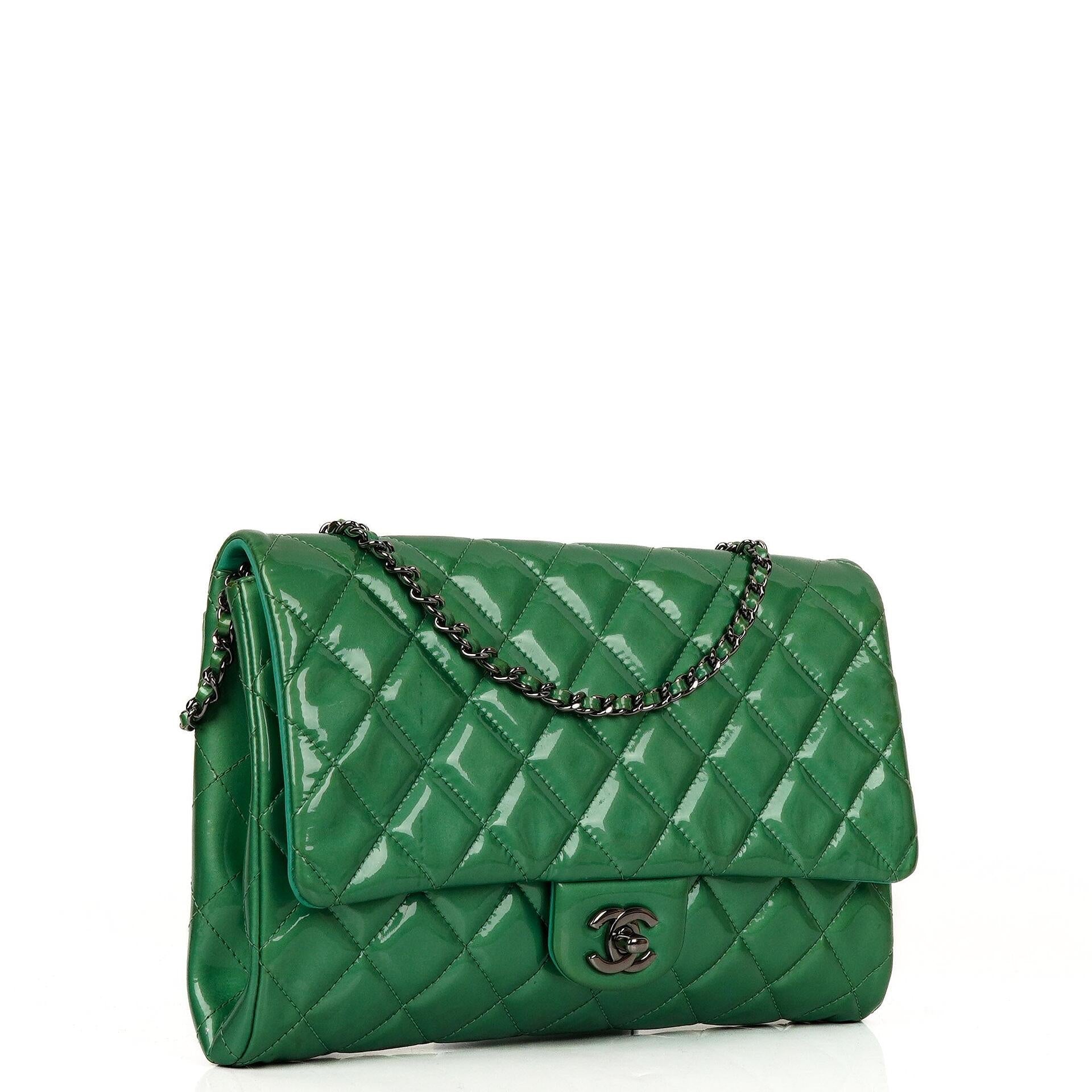 Chanel Klassische Klapp-Clutch mit Kette Grüne gesteppte Lackleder mit silberfarbenen Beschlägen Gut
