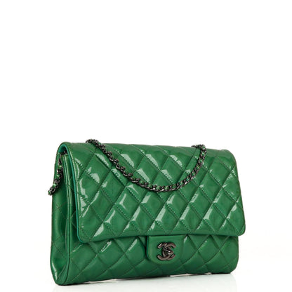 Chanel Klassische Klapp-Clutch mit Kette Grüne gesteppte Lackleder mit silberfarbenen Beschlägen Gut