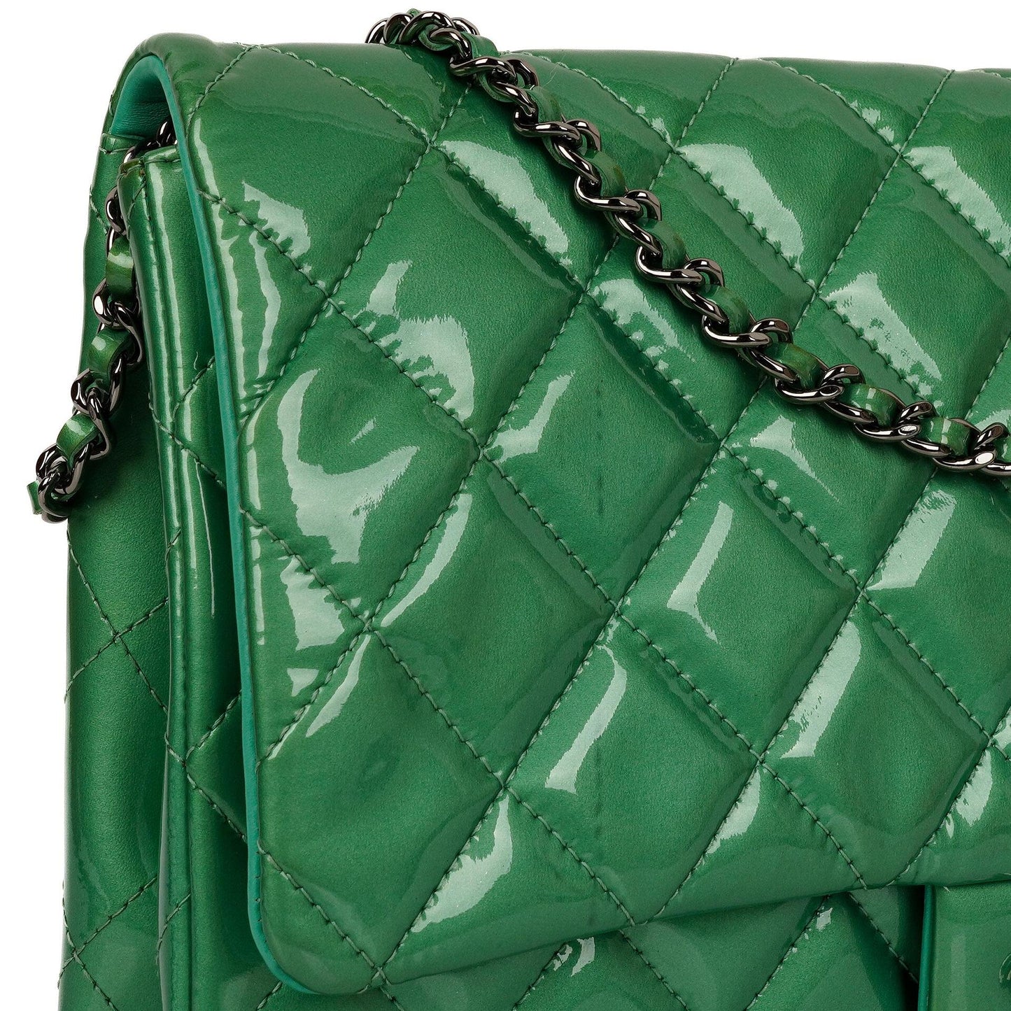 Chanel Klassische Klapp-Clutch mit Kette Grüne gesteppte Lackleder mit silberfarbenen Beschlägen Gut
