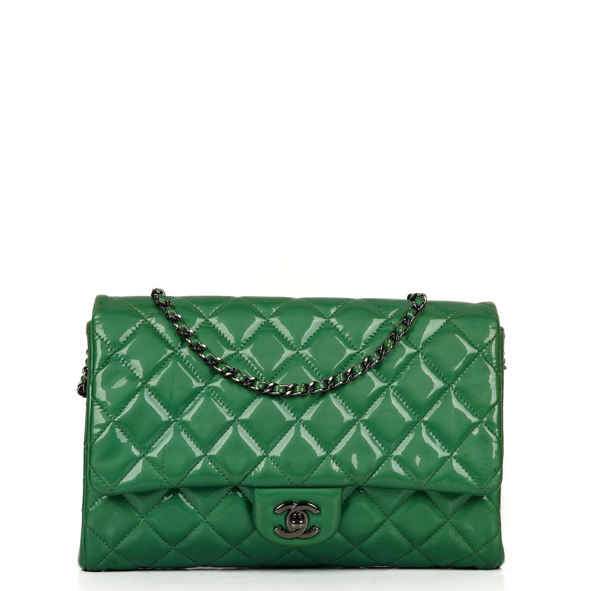 Chanel Klassische Klapp-Clutch mit Kette Grüne gesteppte Lackleder mit silberfarbenen Beschlägen Gut