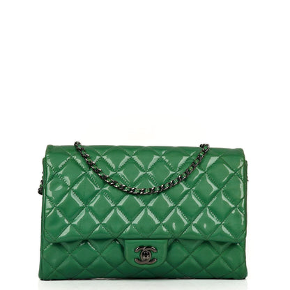 Chanel Klassische Klapp-Clutch mit Kette Grüne gesteppte Lackleder mit silberfarbenen Beschlägen Gut