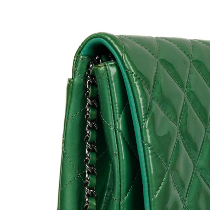 Chanel Klassische Klapp-Clutch mit Kette Grüne gesteppte Lackleder mit silberfarbenen Beschlägen Gut