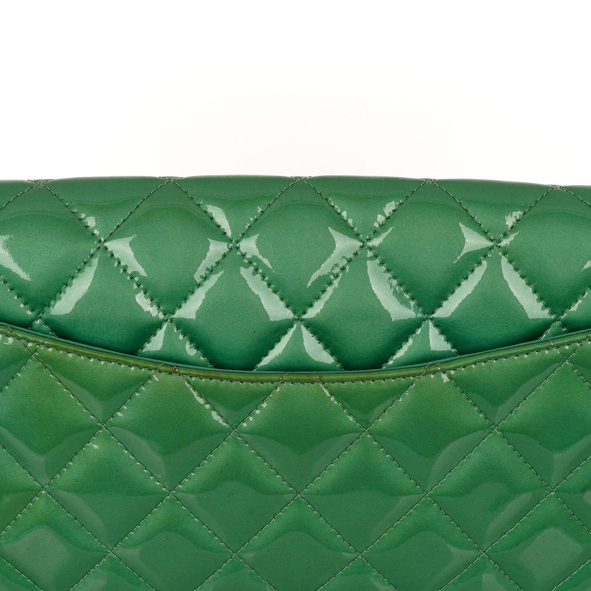 Chanel Klassische Klapp-Clutch mit Kette Grüne gesteppte Lackleder mit silberfarbenen Beschlägen Gut