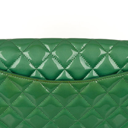 Chanel Klassische Klapp-Clutch mit Kette Grüne gesteppte Lackleder mit silberfarbenen Beschlägen Gut