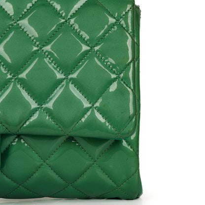 Chanel Klassische Klapp-Clutch mit Kette Grüne gesteppte Lackleder mit silberfarbenen Beschlägen Gut