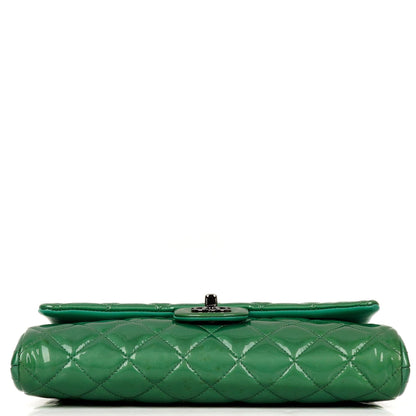 Chanel Klassische Klapp-Clutch mit Kette Grüne gesteppte Lackleder mit silberfarbenen Beschlägen Gut