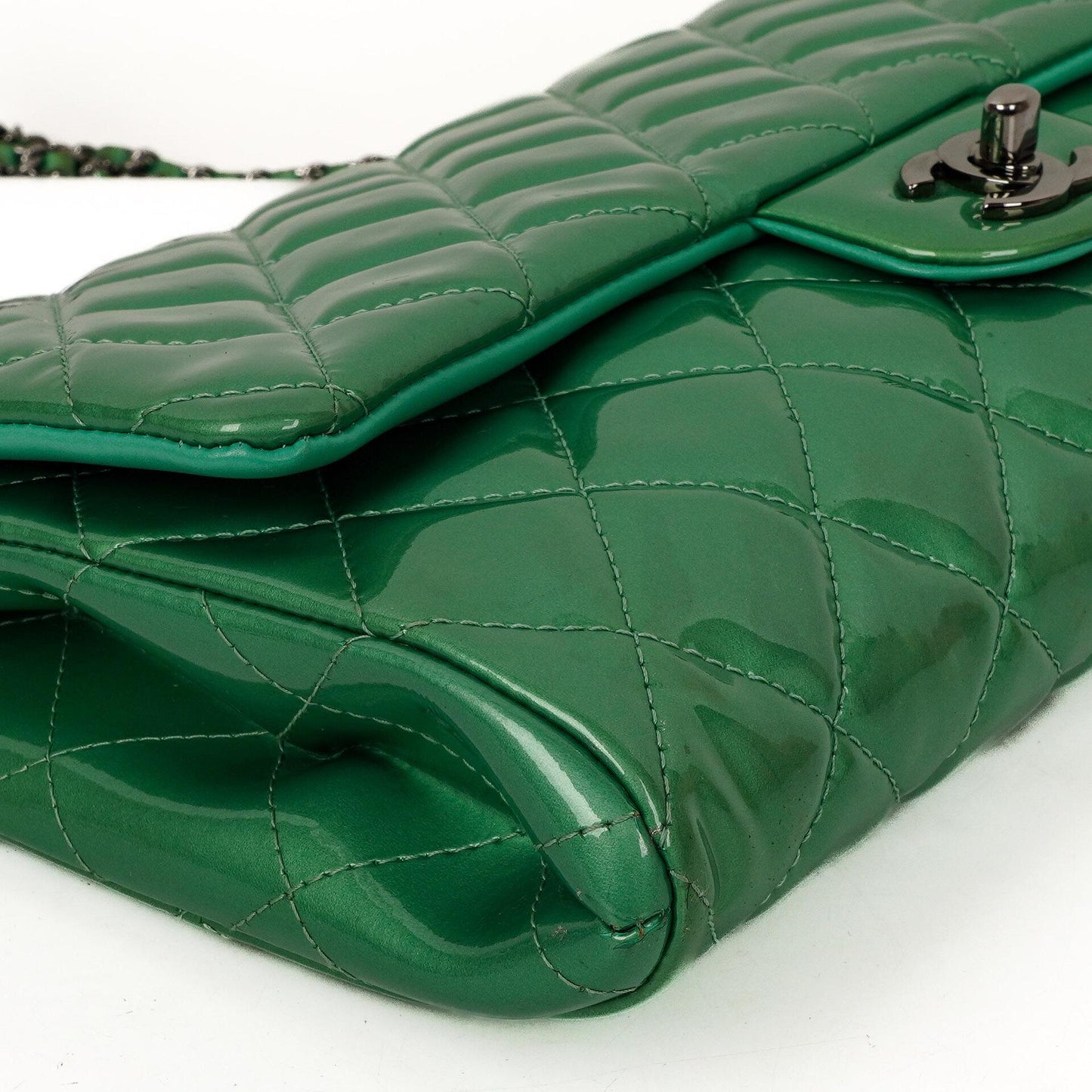 Chanel Klassische Klapp-Clutch mit Kette Grüne gesteppte Lackleder mit silberfarbenen Beschlägen Gut