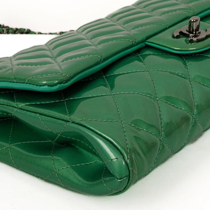 Chanel Klassische Klapp-Clutch mit Kette Grüne gesteppte Lackleder mit silberfarbenen Beschlägen Gut