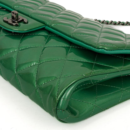Chanel Klassische Klapp-Clutch mit Kette Grüne gesteppte Lackleder mit silberfarbenen Beschlägen Gut