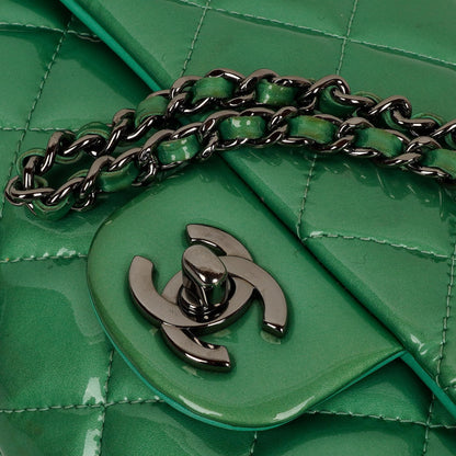 Chanel Klassische Klapp-Clutch mit Kette Grüne gesteppte Lackleder mit silberfarbenen Beschlägen Gut