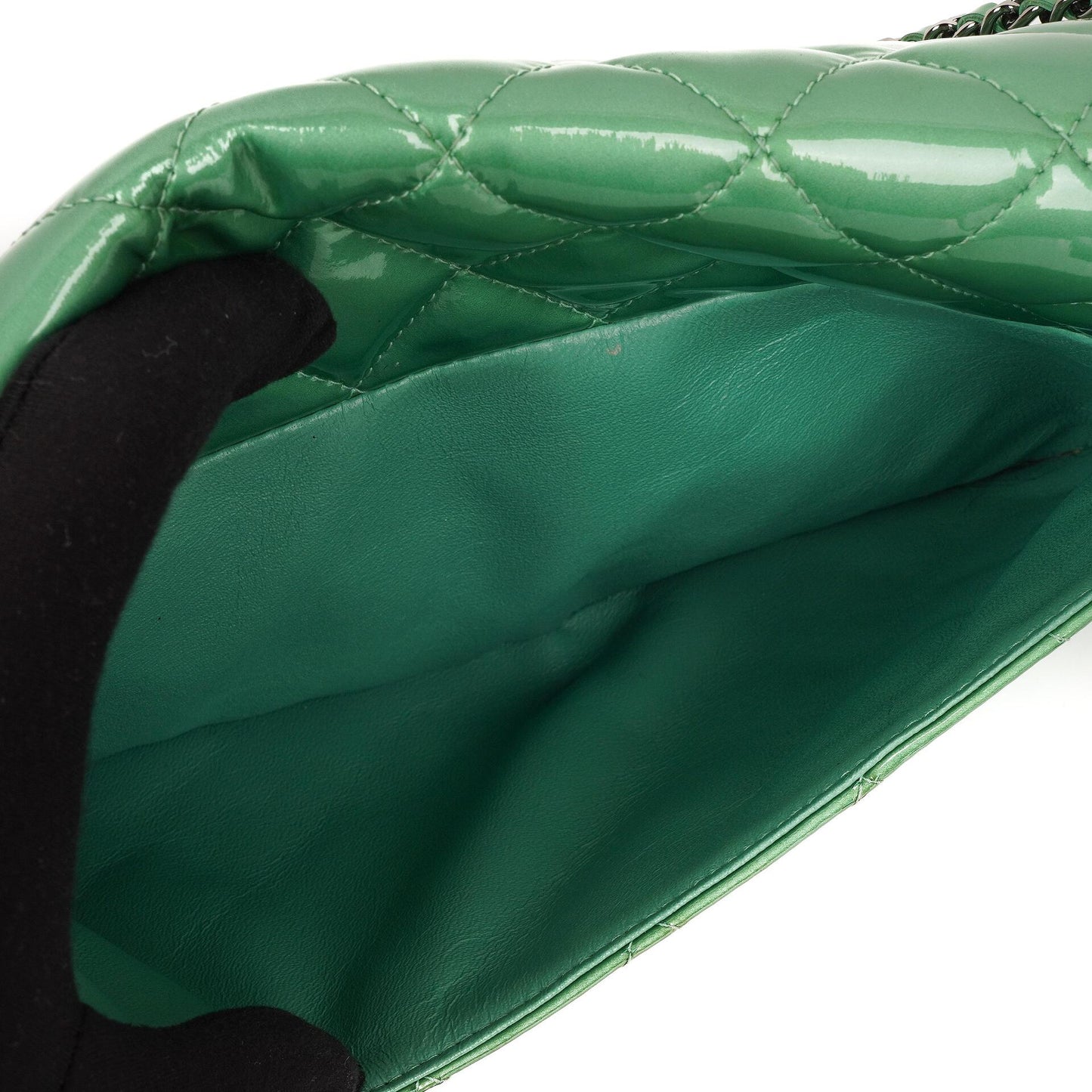 Chanel Klassische Klapp-Clutch mit Kette Grüne gesteppte Lackleder mit silberfarbenen Beschlägen Gut