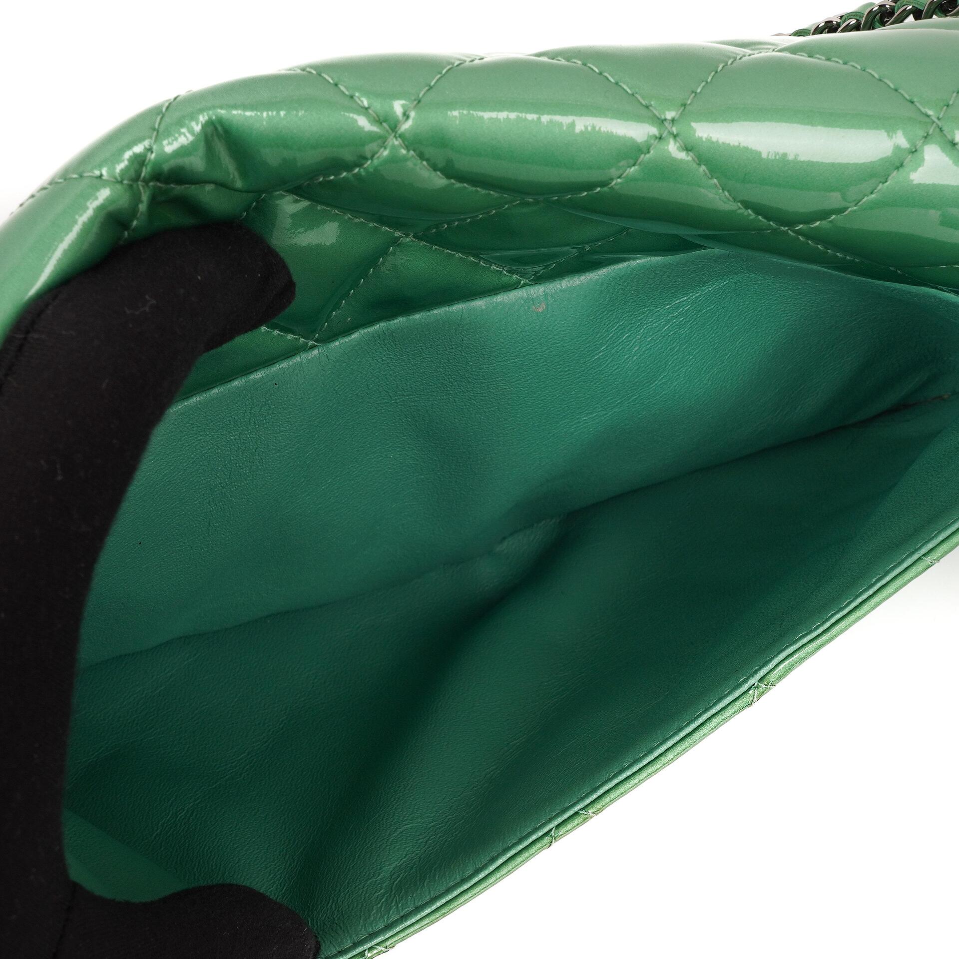 Chanel Klassische Klapp-Clutch mit Kette Grüne gesteppte Lackleder mit silberfarbenen Beschlägen Gut