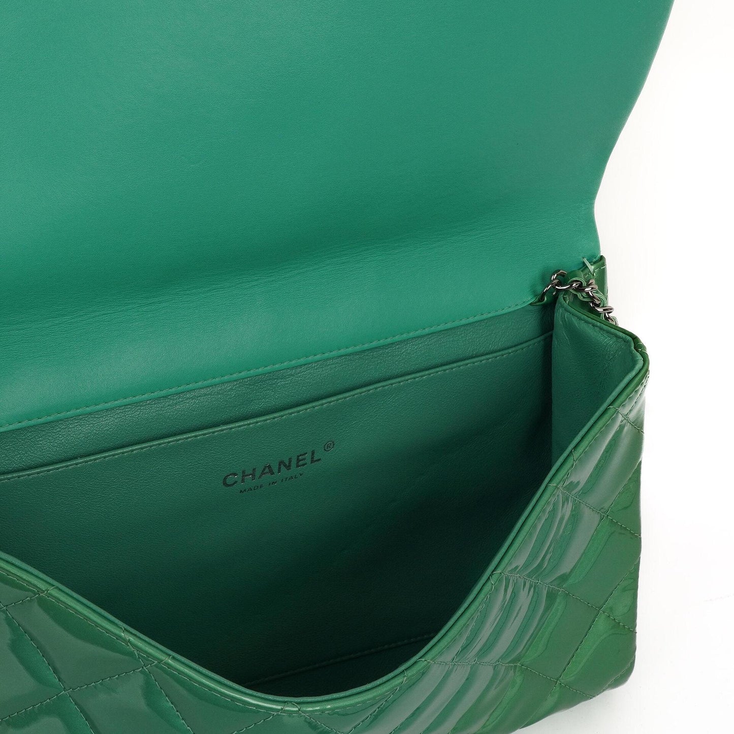 Chanel Klassische Klapp-Clutch mit Kette Grüne gesteppte Lackleder mit silberfarbenen Beschlägen Gut