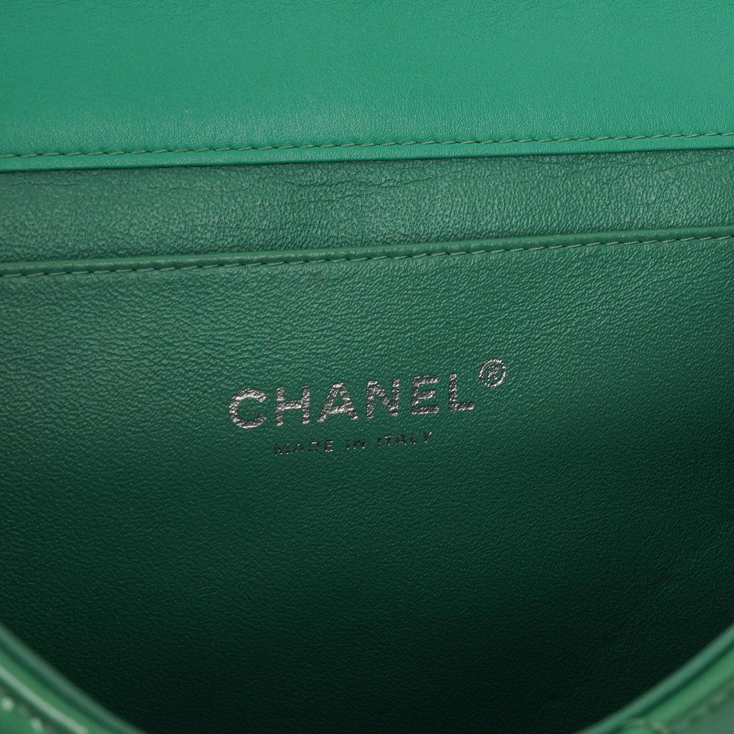 Chanel Klassische Klapp-Clutch mit Kette Grüne gesteppte Lackleder mit silberfarbenen Beschlägen Gut