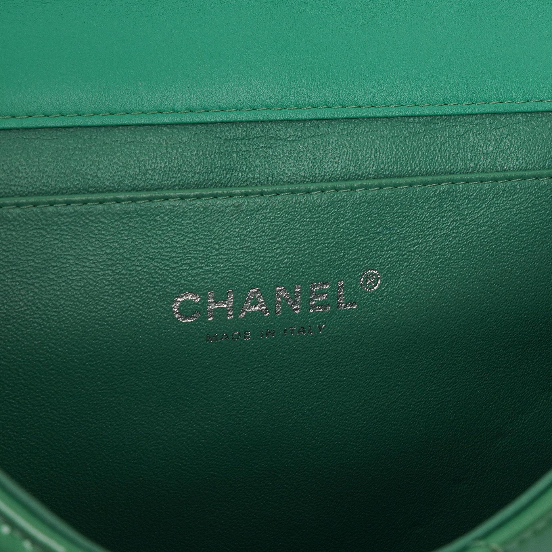 Chanel Klassische Klapp-Clutch mit Kette Grüne gesteppte Lackleder mit silberfarbenen Beschlägen Gut