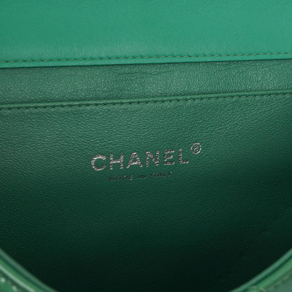 Chanel Klassische Klapp-Clutch mit Kette Grüne gesteppte Lackleder mit silberfarbenen Beschlägen Gut