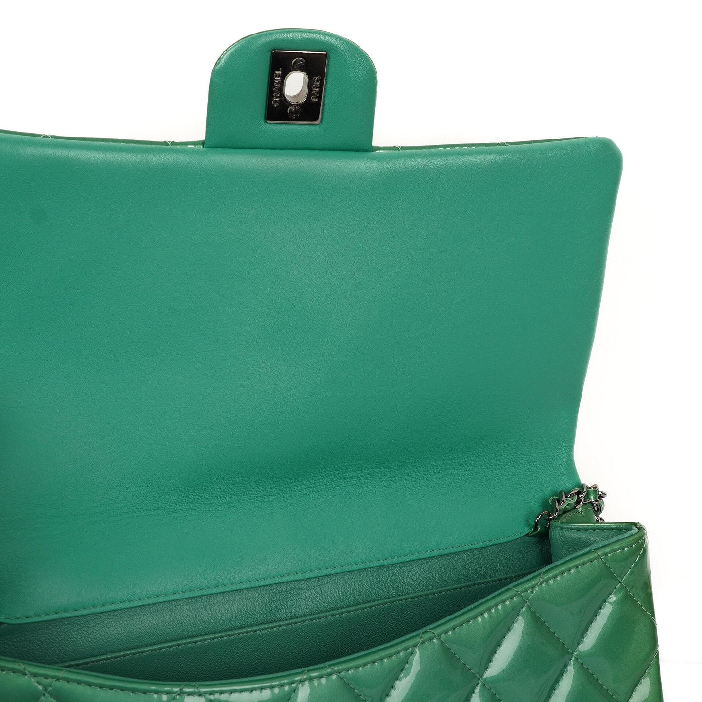 Chanel Klassische Klapp-Clutch mit Kette Grüne gesteppte Lackleder mit silberfarbenen Beschlägen Gut
