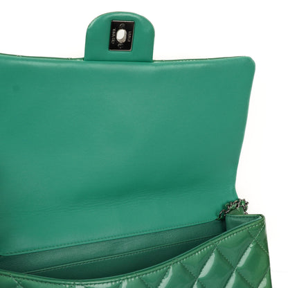 Chanel Klassische Klapp-Clutch mit Kette Grüne gesteppte Lackleder mit silberfarbenen Beschlägen Gut