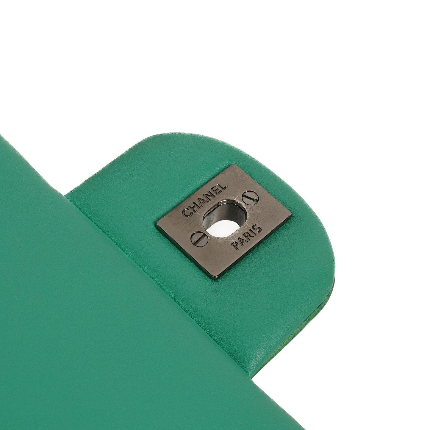 Chanel Klassische Klapp-Clutch mit Kette Grüne gesteppte Lackleder mit silberfarbenen Beschlägen Gut