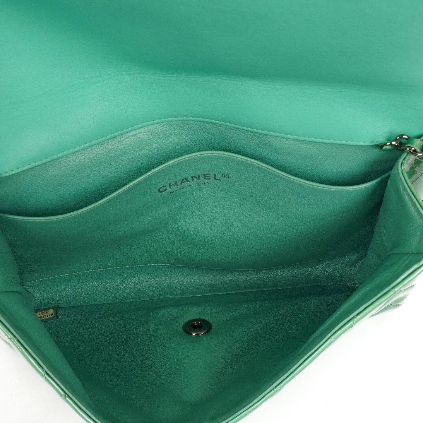 Chanel Klassische Klapp-Clutch mit Kette Grüne gesteppte Lackleder mit silberfarbenen Beschlägen Gut