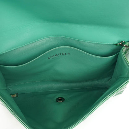 Chanel Klassische Klapp-Clutch mit Kette Grüne gesteppte Lackleder mit silberfarbenen Beschlägen Gut