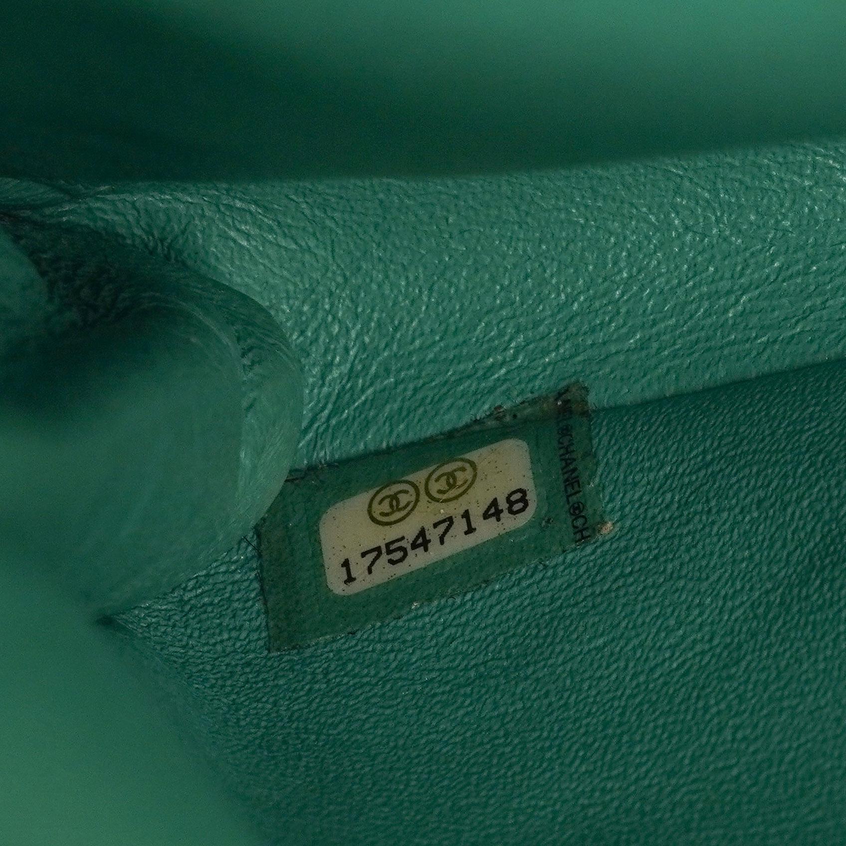 Chanel Klassische Klapp-Clutch mit Kette Grüne gesteppte Lackleder mit silberfarbenen Beschlägen Gut