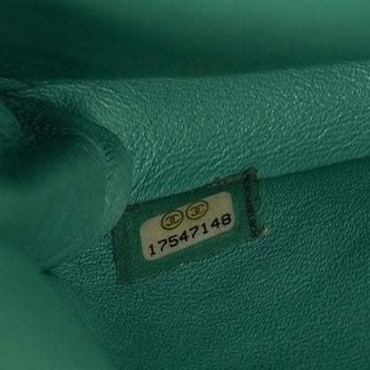 Chanel Klassische Klapp-Clutch mit Kette Grüne gesteppte Lackleder mit silberfarbenen Beschlägen Gut