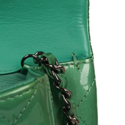 Chanel Klassische Klapp-Clutch mit Kette Grüne gesteppte Lackleder mit silberfarbenen Beschlägen Gut