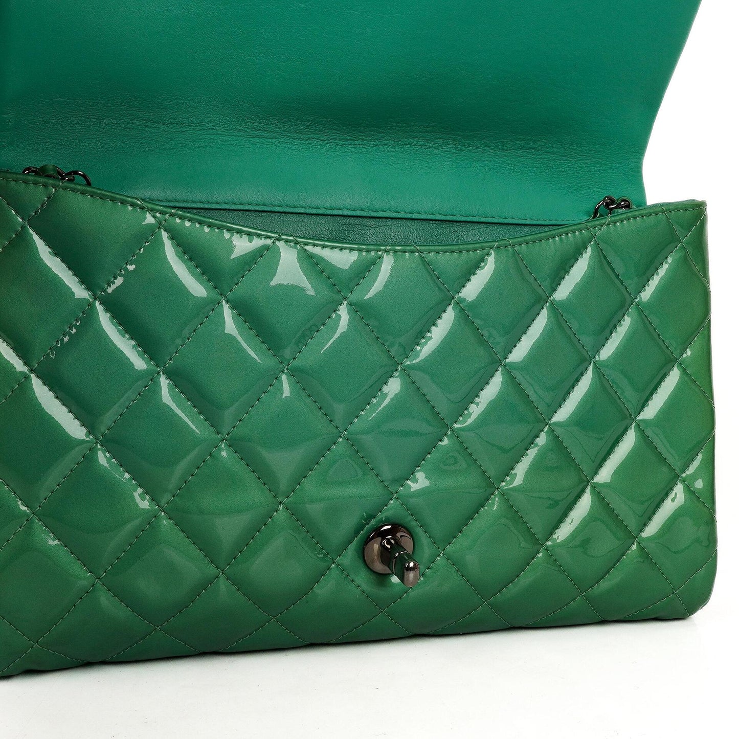 Chanel Klassische Klapp-Clutch mit Kette Grüne gesteppte Lackleder mit silberfarbenen Beschlägen Gut