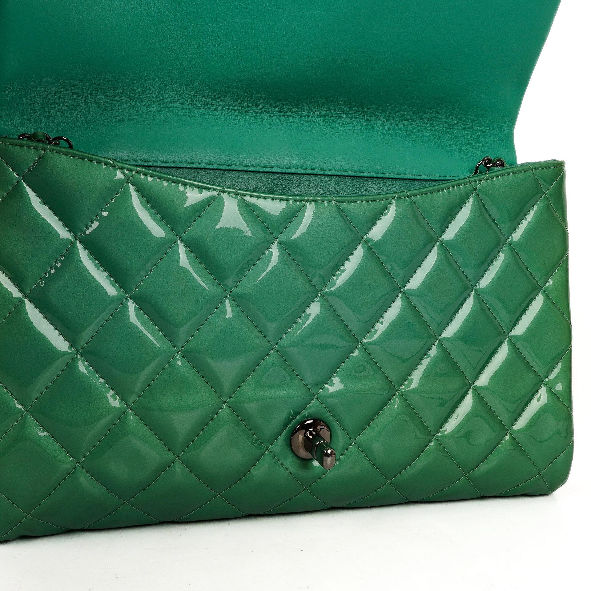 Chanel Klassische Klapp-Clutch mit Kette Grüne gesteppte Lackleder mit silberfarbenen Beschlägen Gut